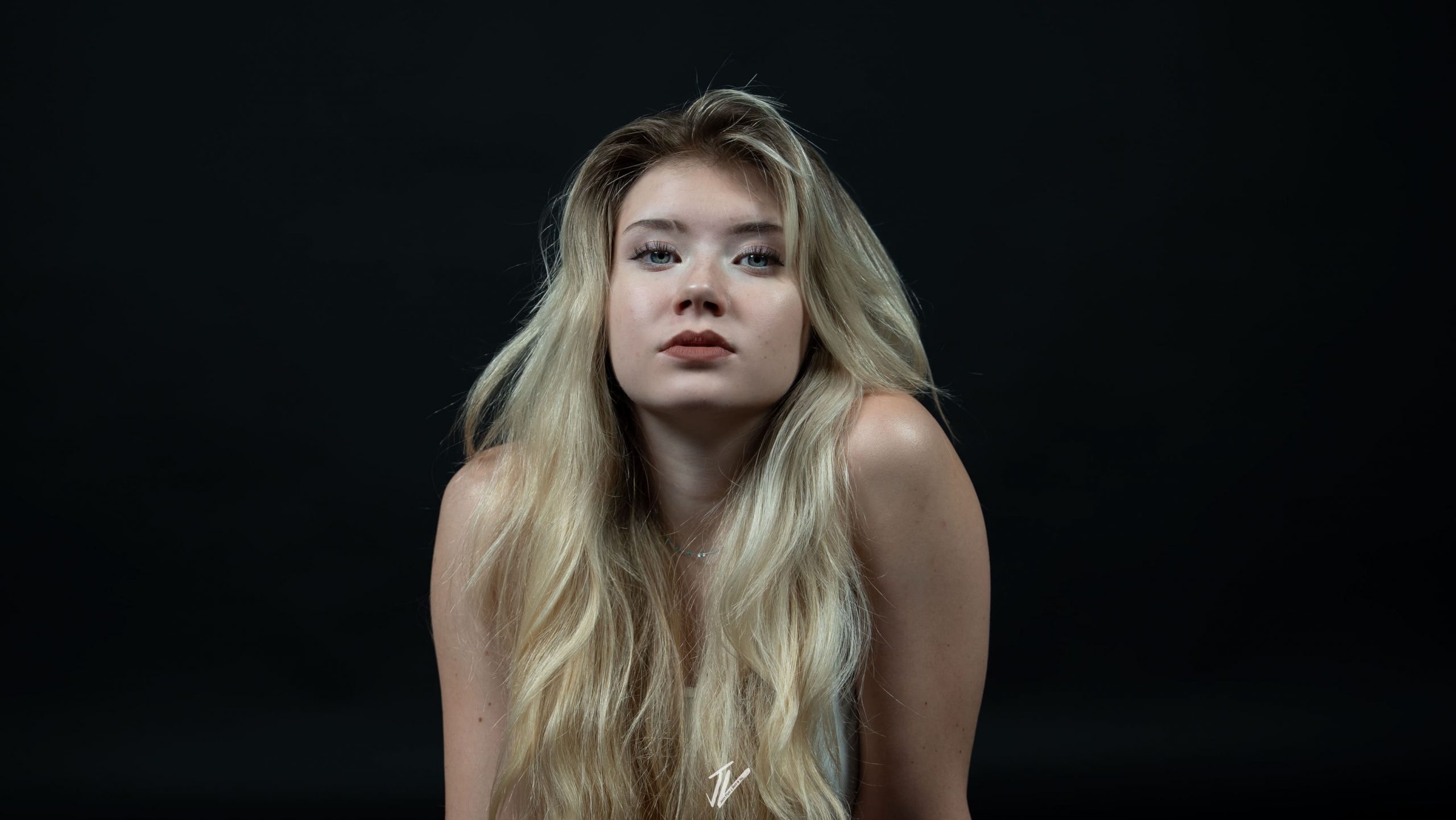 Professionelles Beauty Porträt von Naemi Krösche vor schwarzer Leinwand.