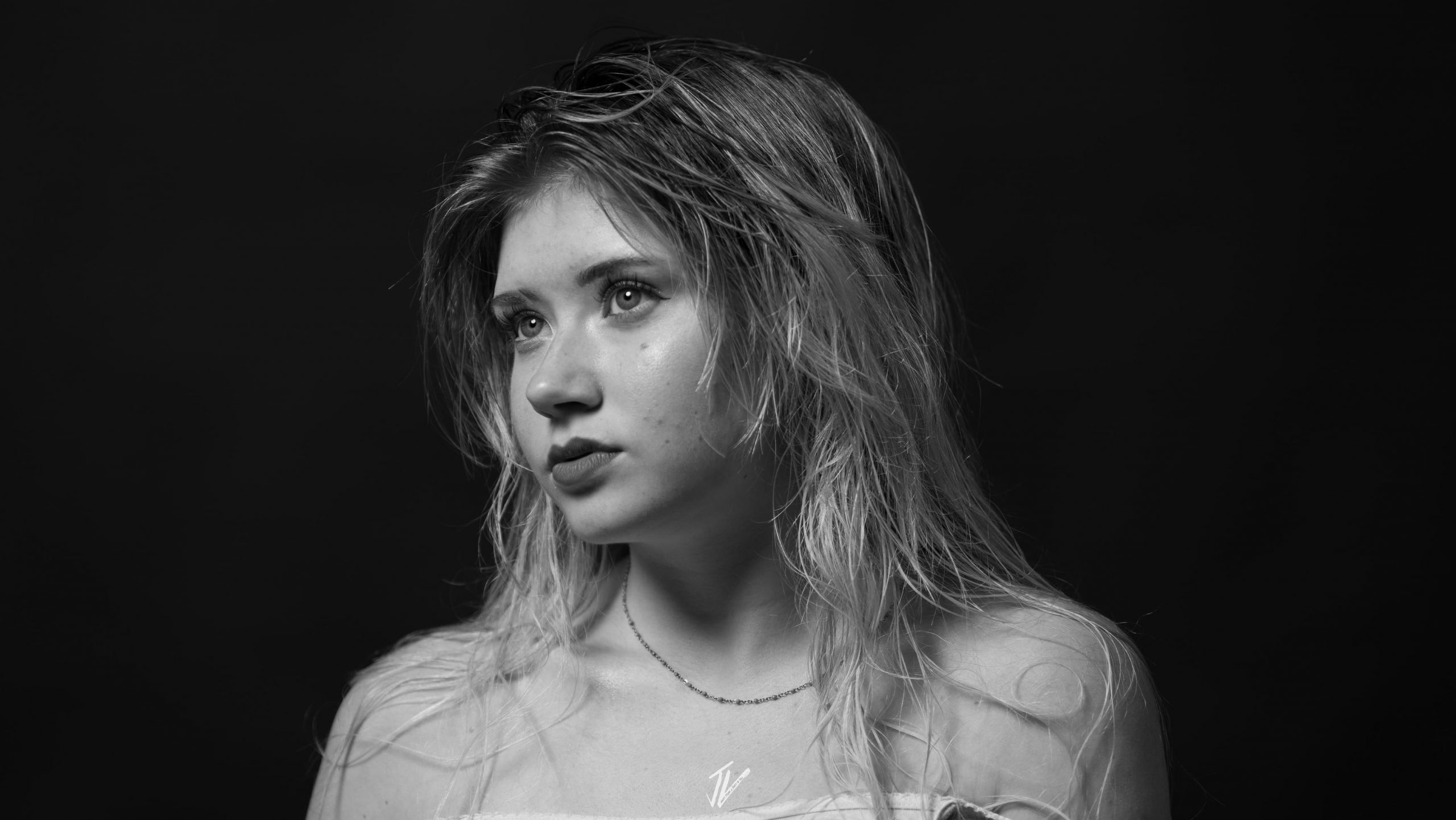 Naemi Krösche im Schwarzweiß-Shooting für Fashion Fotografie.