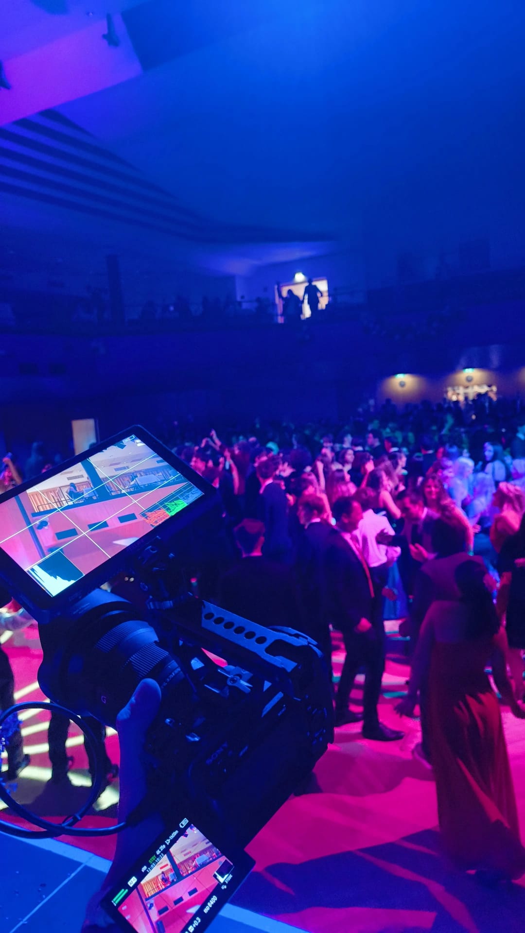 Videograf mit Kamera Rig auf der Tanzfläche beim Dreh eines Maturaball Aftermovies