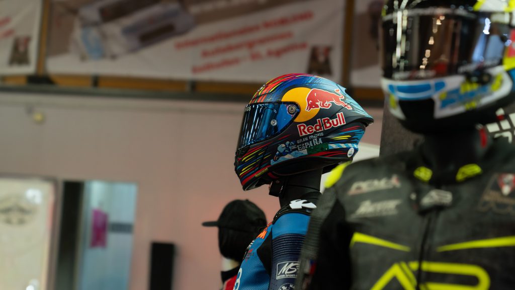 Lederkombis der Marke AB Motos auf der Motorradmesse Wels.