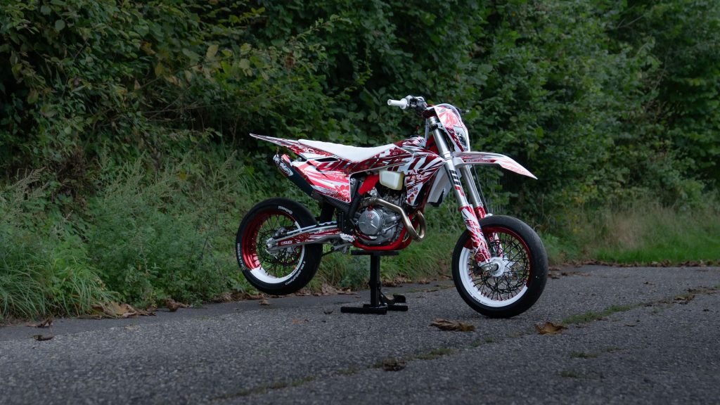 GasGas Supermoto auf einem Parkplatz