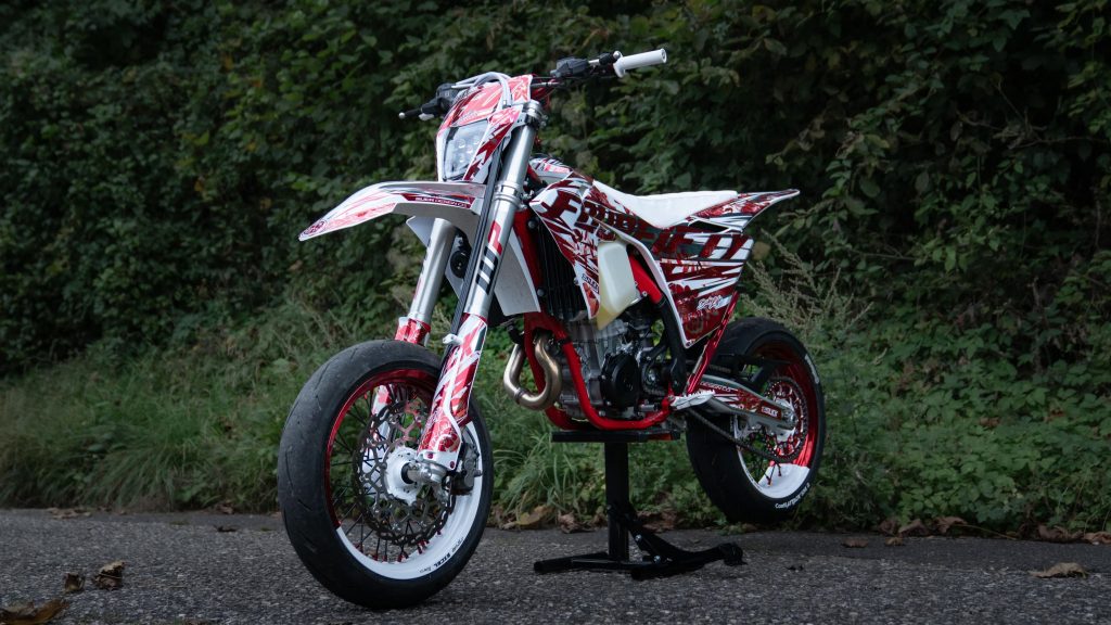 450ccm GasGas in rot auf einem Parkplatz.