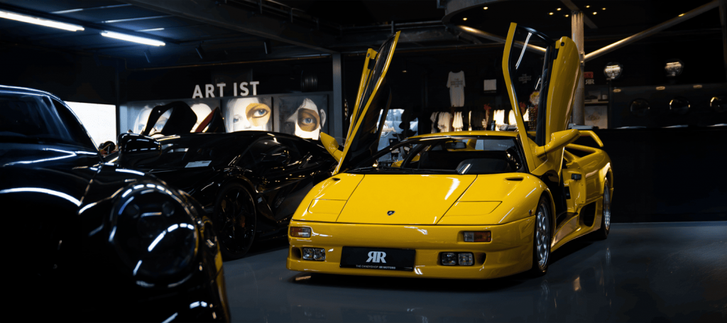 Gelber Lamboghini im RR-Motors Showroom