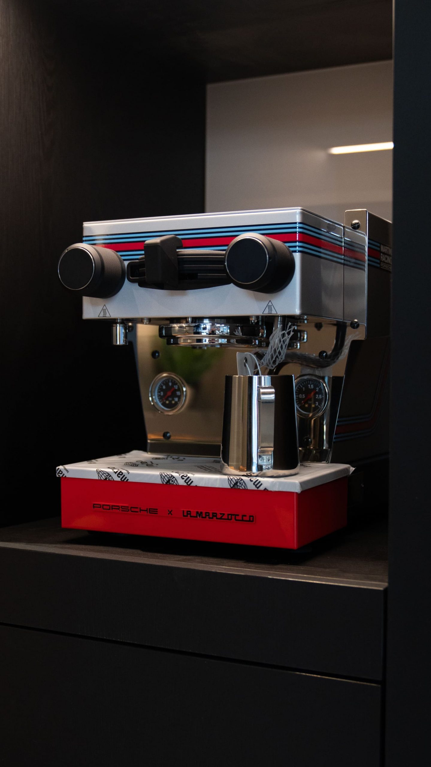 wagenwerk kaffeemaschine autohaus showroom xentrafilms 11 scaled