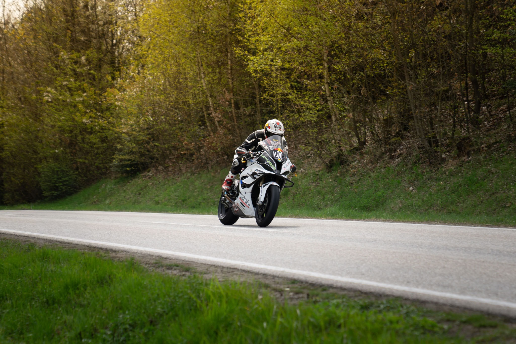 BMW S1000 RR auf der Geraden entlang der Leitplanke beim Landshaag Bergrennen 2026