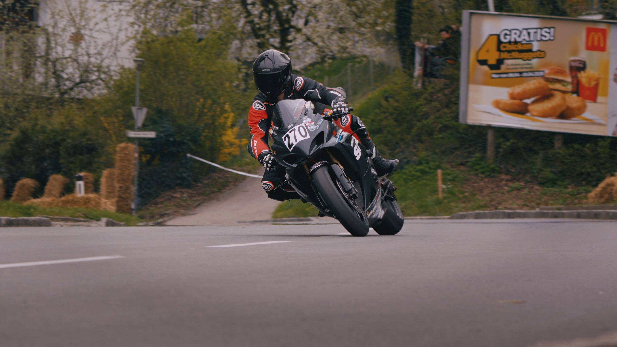 Suzuki GSXR in Schräglage in Kurve 1 beim Landshaag Bergrennen 2026