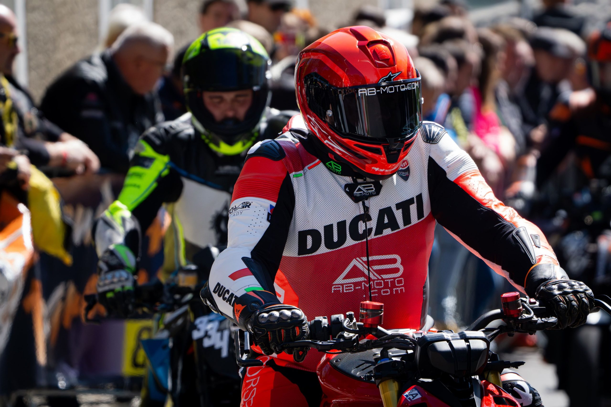 Fahrer mit rotem Helm und Ducati Lederkombi am Start des Landshaag Bergrennens 2026