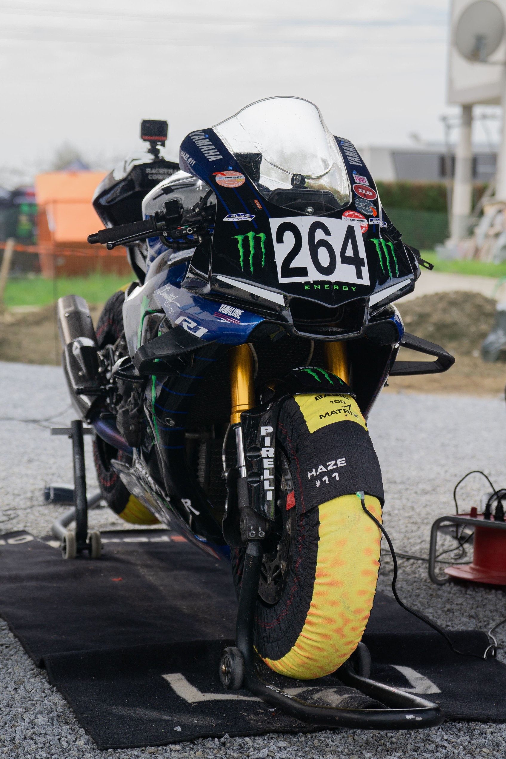 Superbike mit Startnummer 264 und Reifenwärmern im Fahrerlager des Landshaag Bergrennens 2026