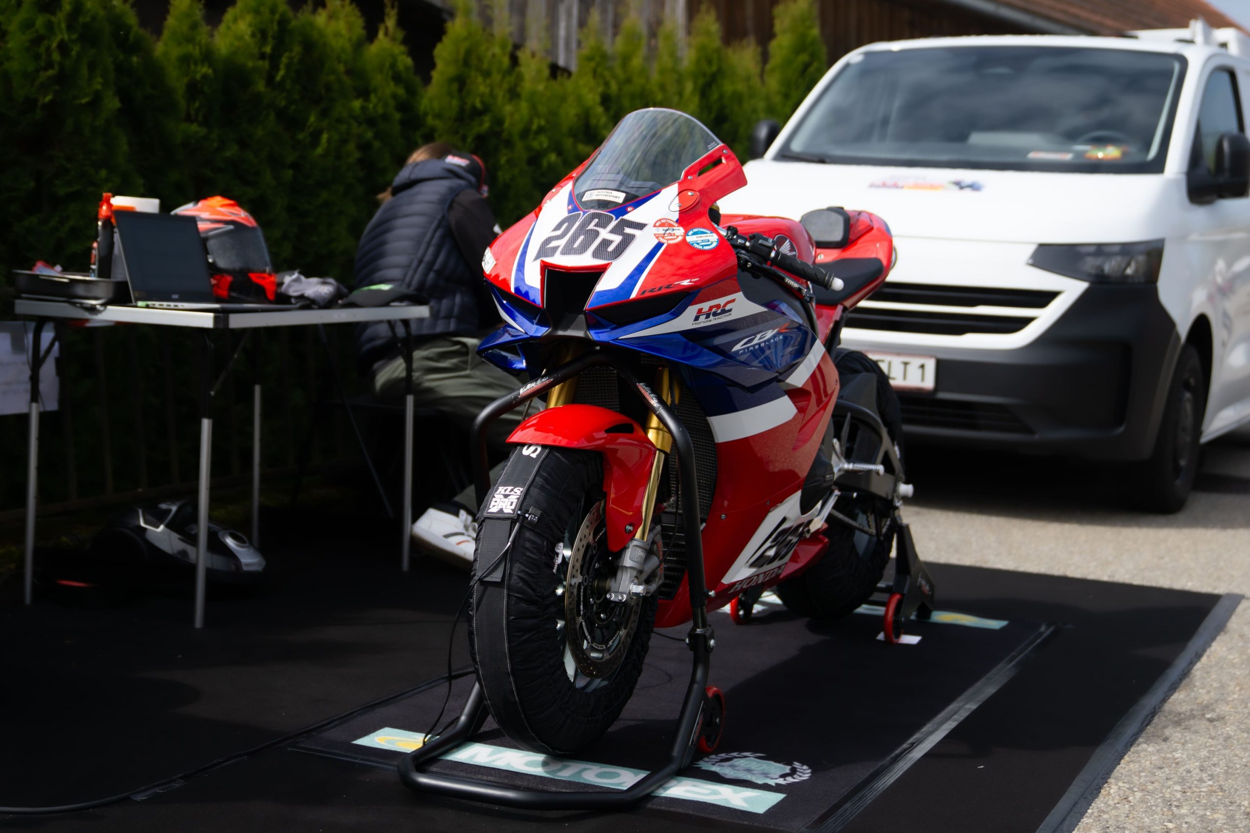 Honda Fireblade auf dem Montageständer im Fahrerlager des Landshaag Bergrennens 2026
