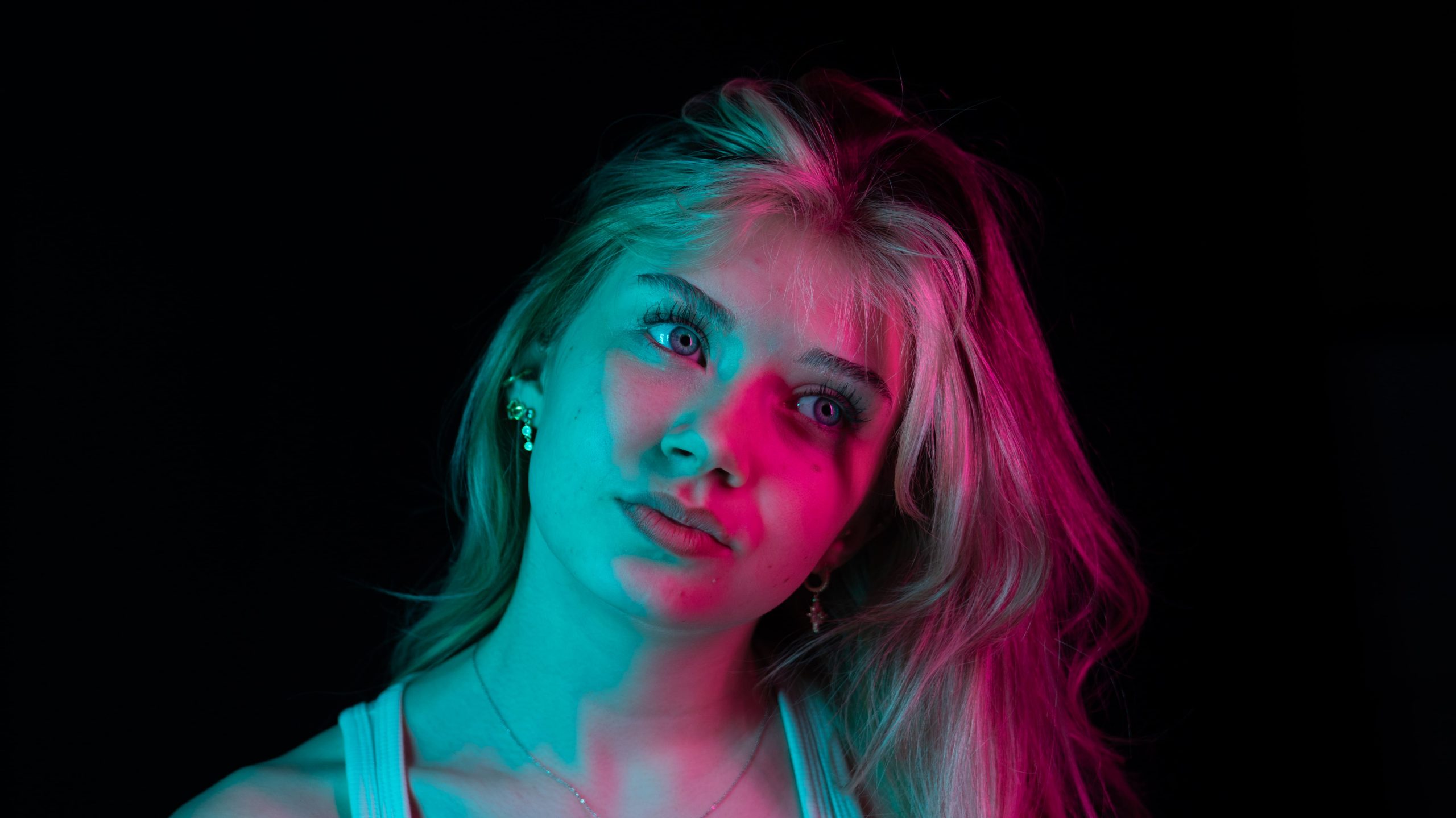 Nahaufnahme von Naemi Krösche in einem Fotostudio mit schwarzem Hintergrund
