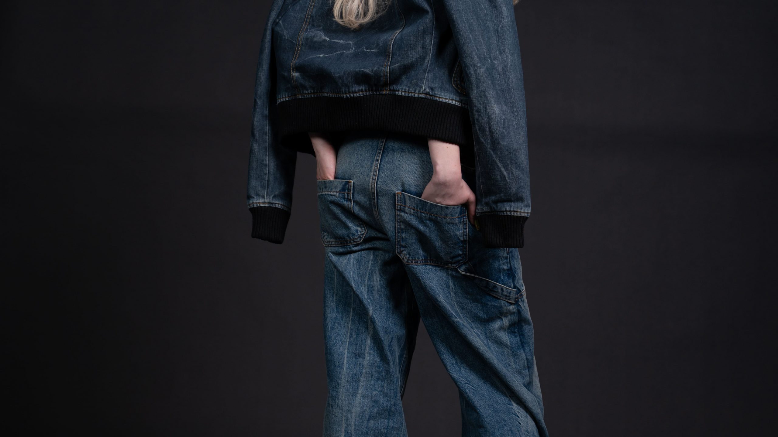 Naemi Krösche mit den Händen in der Hosentasche beim Fashion Shooting in Linz