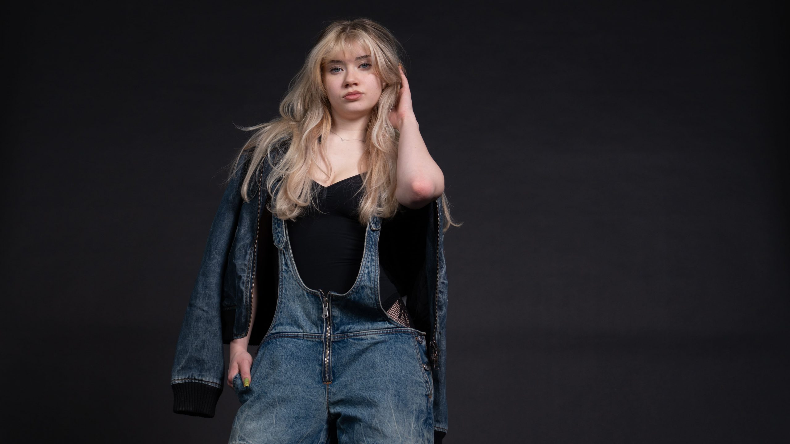 Naemi Krösche im Jeansoutfit beim Fashion Shooting im Studio der HTL Paul Hahn