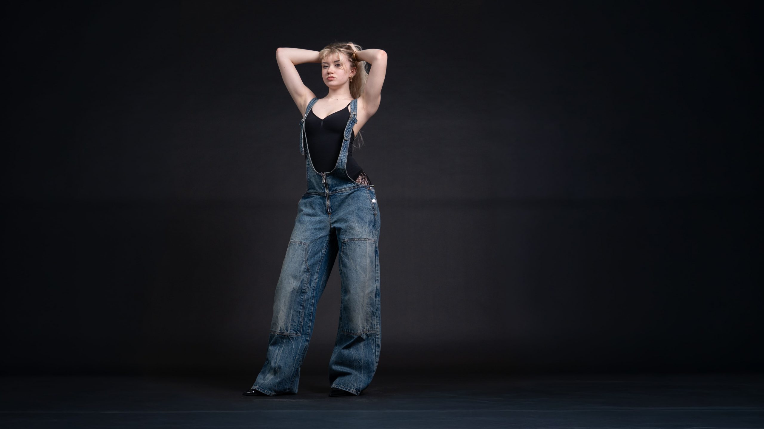 Ganzkörperfoto von Naemi Krösche im Jeansoutfit beim Model Shooting in Linz