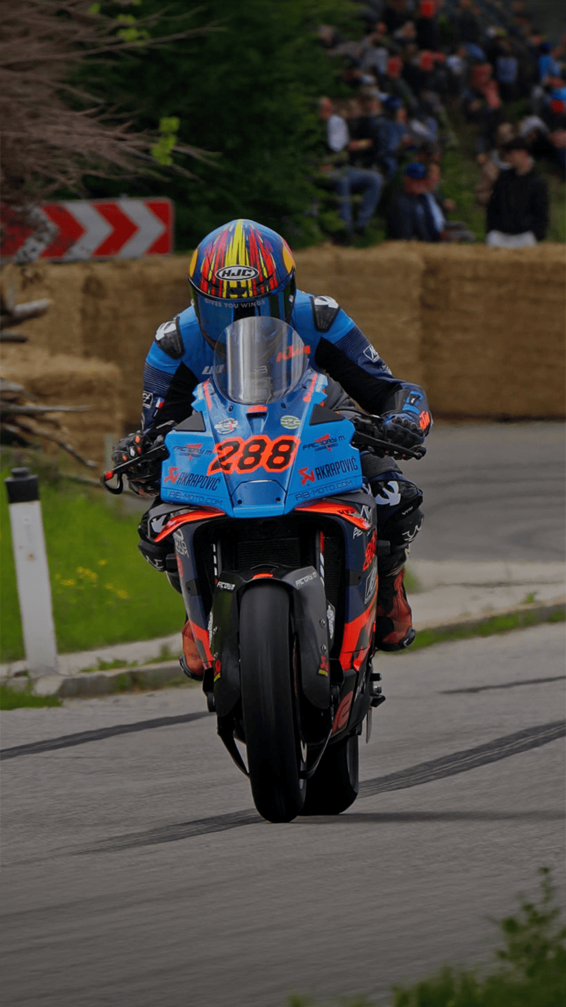 Bergrennen Julbach 2026 | Julbach, Oberösterreich Motorradfahrer fährt an den Strohballen vorbei auf die Kamera zu, Bergrennen Julbach 2026