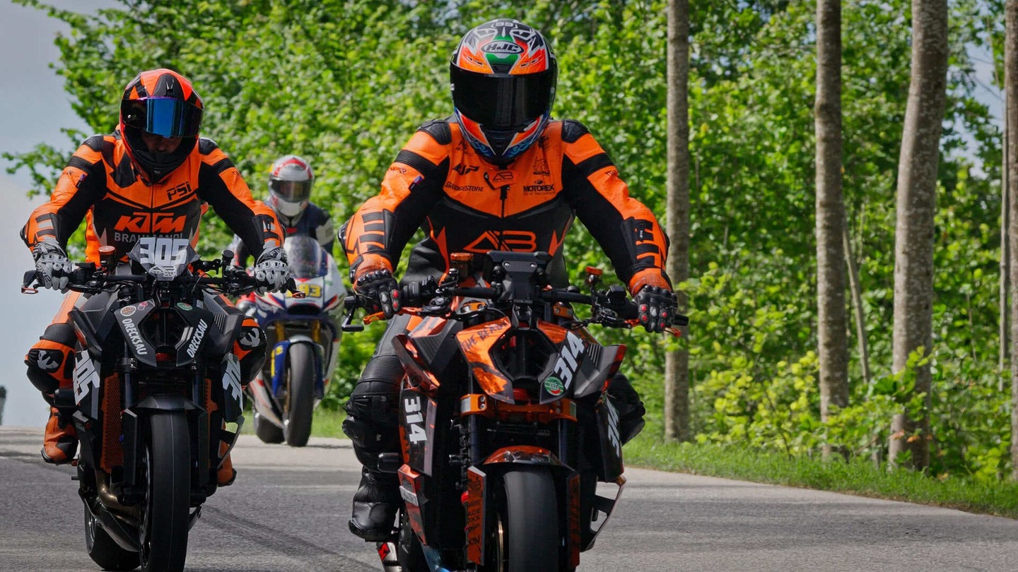 Zwei Fahrer auf orangen KTM Super Duke nebeneinander bei der Rückführung in Julbach