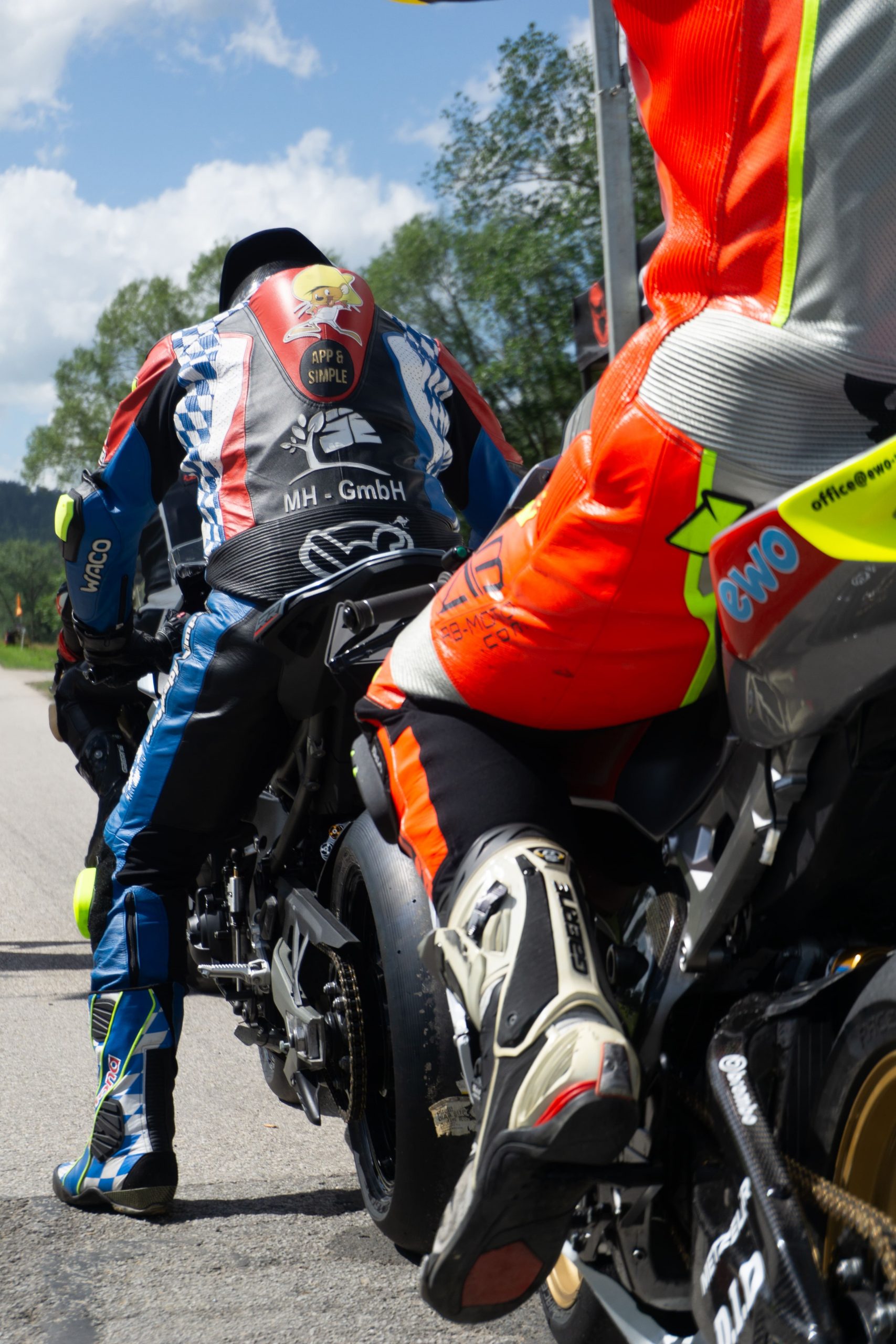 Zwei Motorradfahrer in Lederkombi warten am Start des Bergrennens Julbach 2026