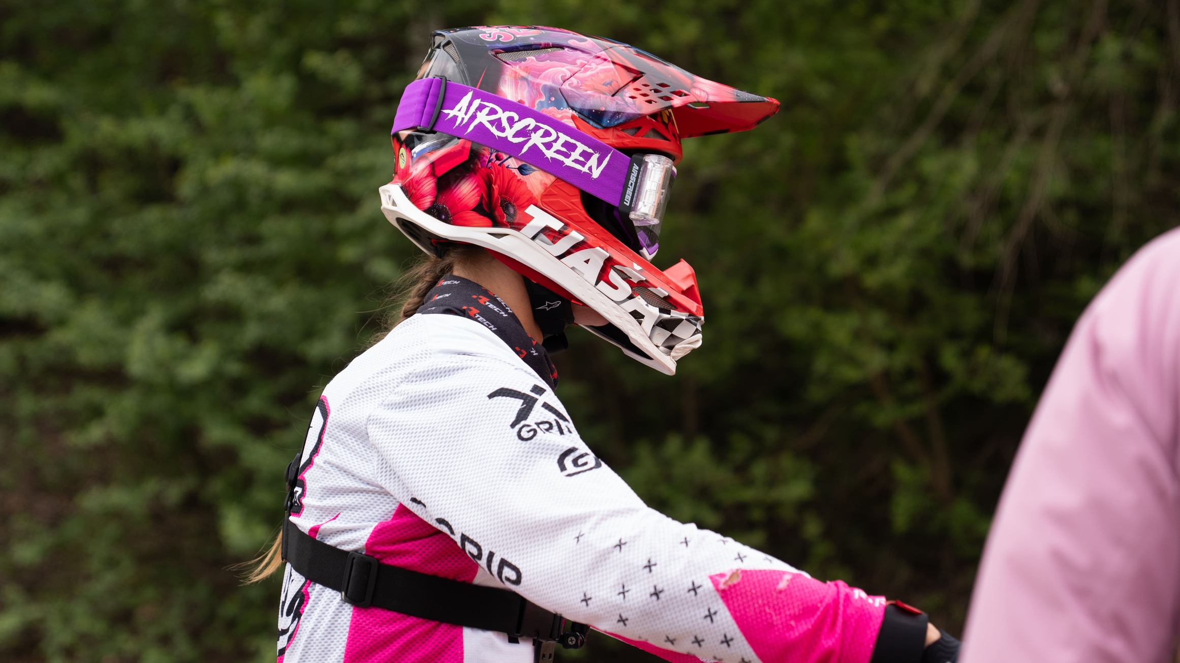Fahrerin mit pinkem Helm im Profil beim Erzbergrodeo 2026 in Eisenerz