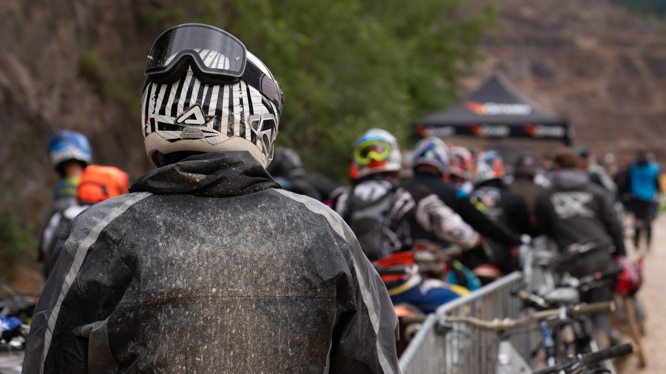 Fahrer mit schlammverschmierter Jacke im Startbereich des Erzbergrodeo 2026