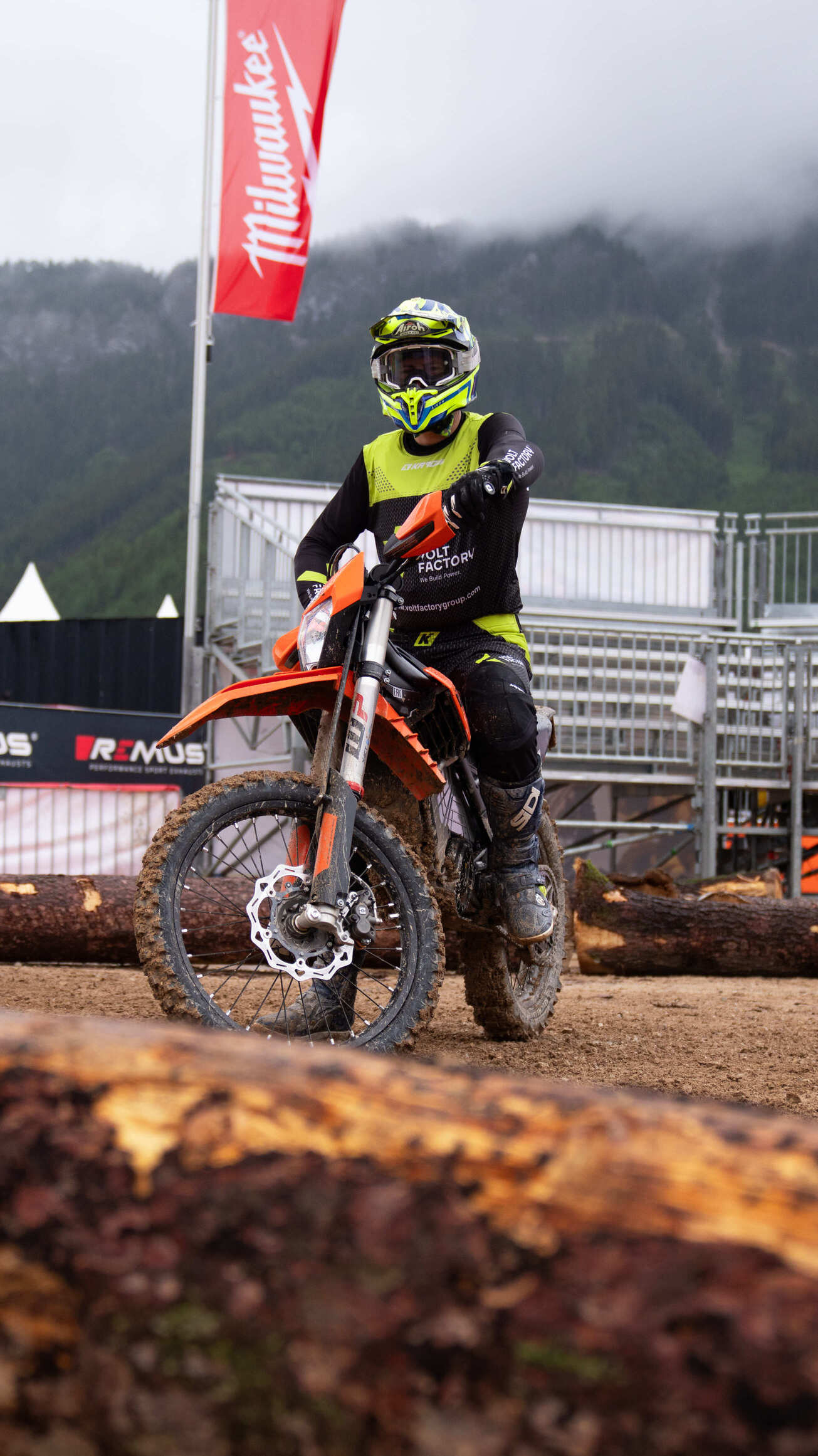 Jakub Zręda fährt mit der KTM FREERIDE E durch das Fahrerlager am Erzberg