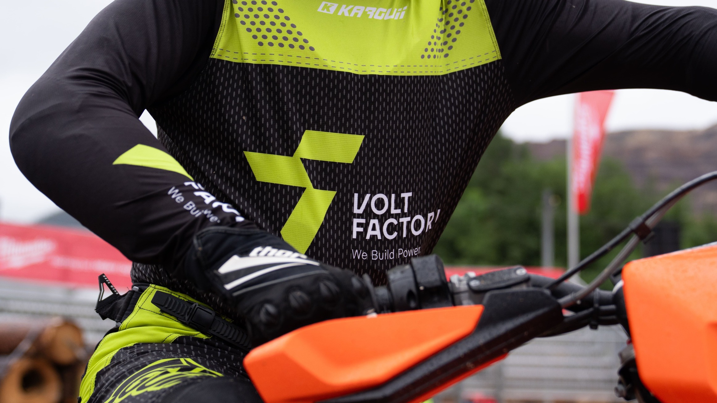 Nahaufnahme vom VOLTFACTORY® Trikot und der orangen Handschale der FREERIDE E