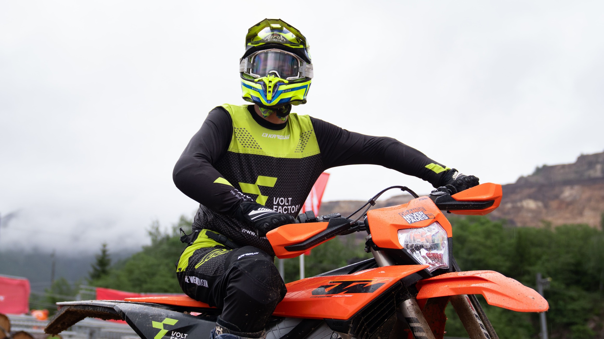 Jakub Zręda auf der KTM FREERIDE E mit Batterie von VOLTFACTORY® am Erzberg