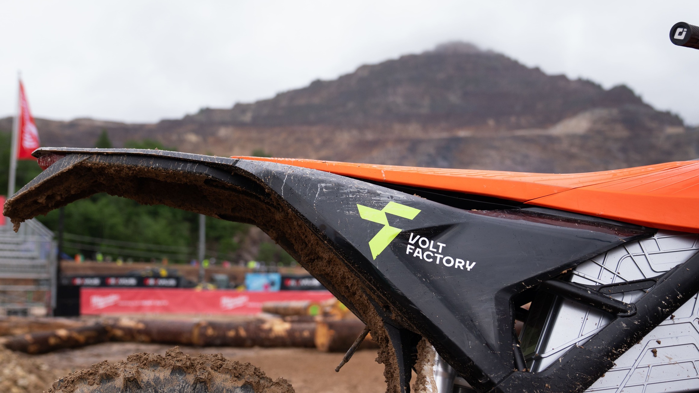VOLTFACTORY® Logo auf der Seitenverkleidung der KTM FREERIDE E, dahinter der Erzberg