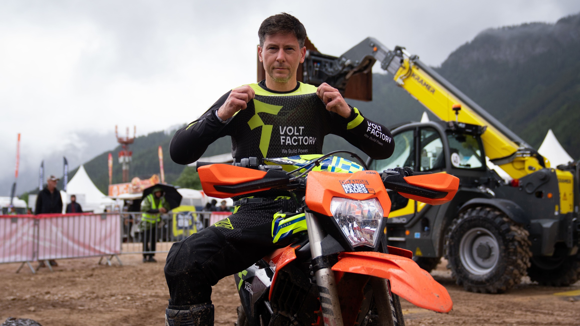 Jakub Zręda im VOLTFACTORY® Trikot auf der KTM FREERIDE E im Fahrerlager