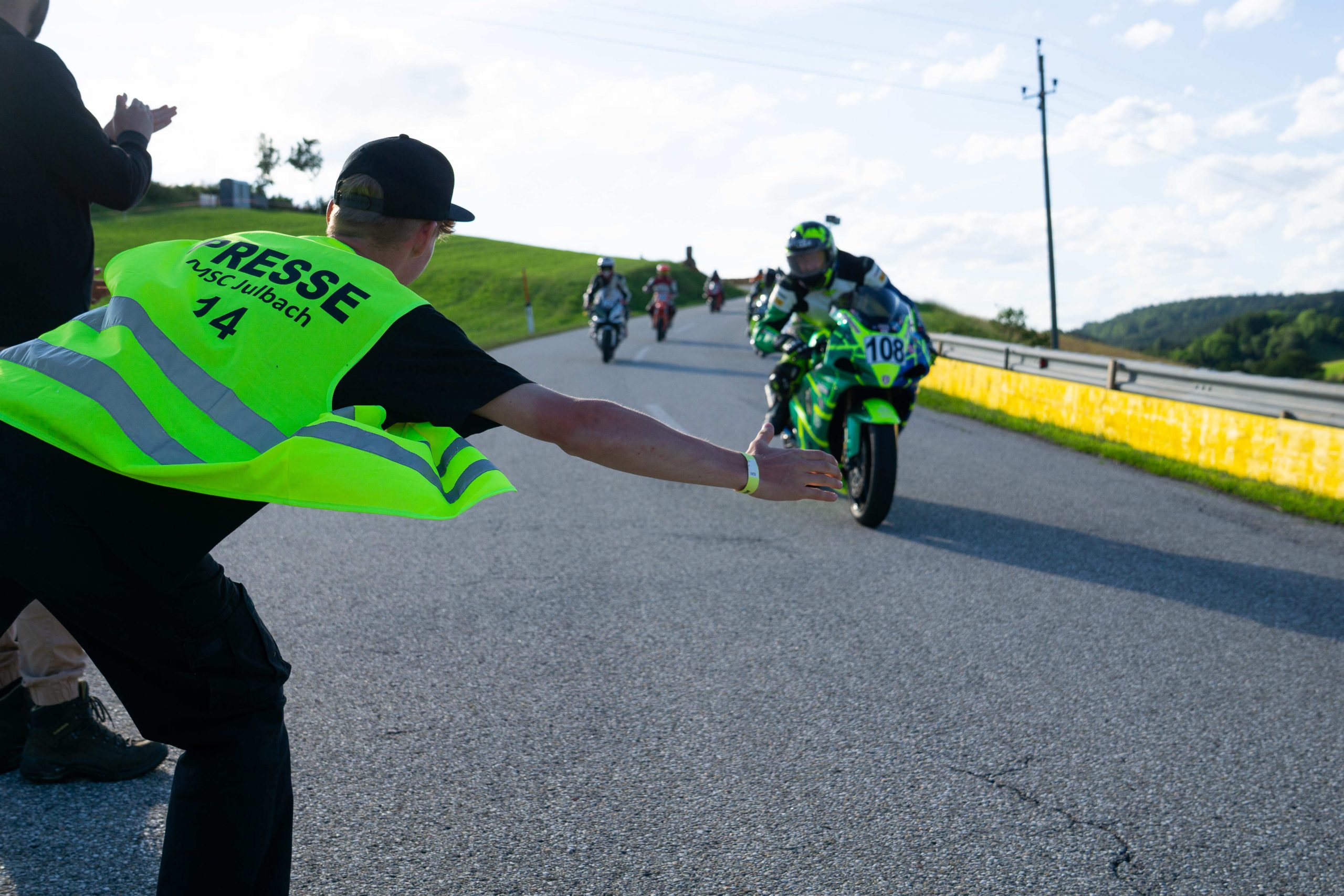 Videograf schlägt beim Bergrennen Julbach 2026 mit mehreren Motorradfahrern ein