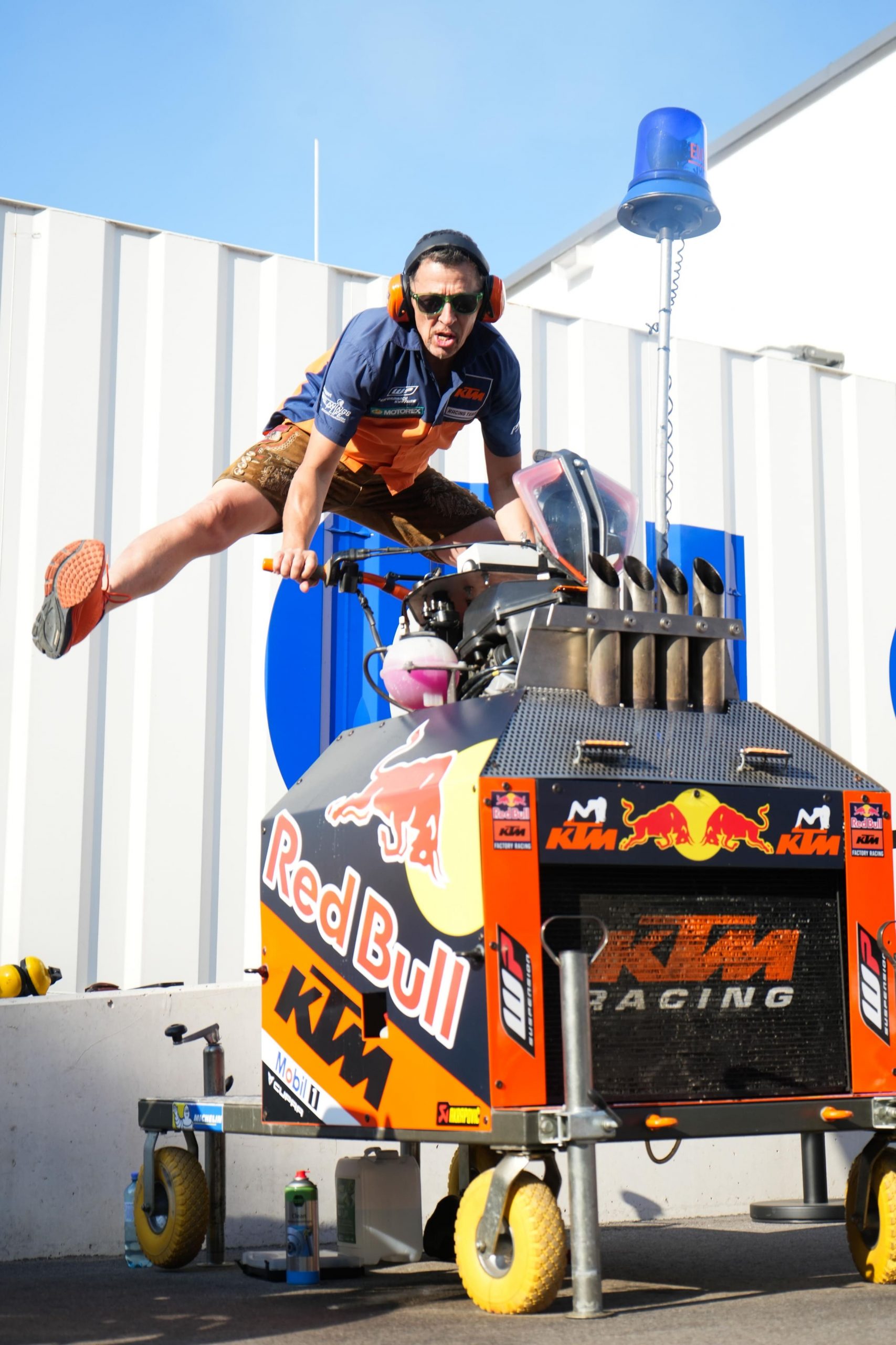 Soundmaschine mit KTM Motor und Besucher obendrauf beim AB Moto Sommerfest 2026