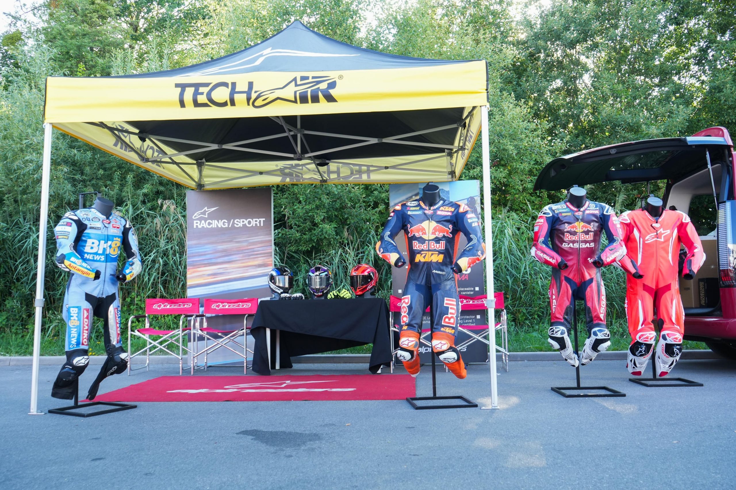 Stand von Alpinestars mit Tech Air Airbag Kombis beim AB Moto Sommerfest 2026