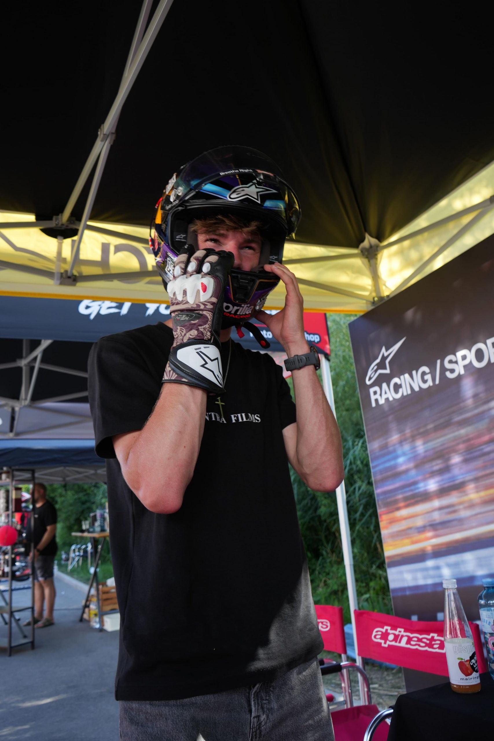 Jannis Danner mit dem MotoGP Helm von Jorge Martín und einem Handschuh beim AB Moto Sommerfest 2026