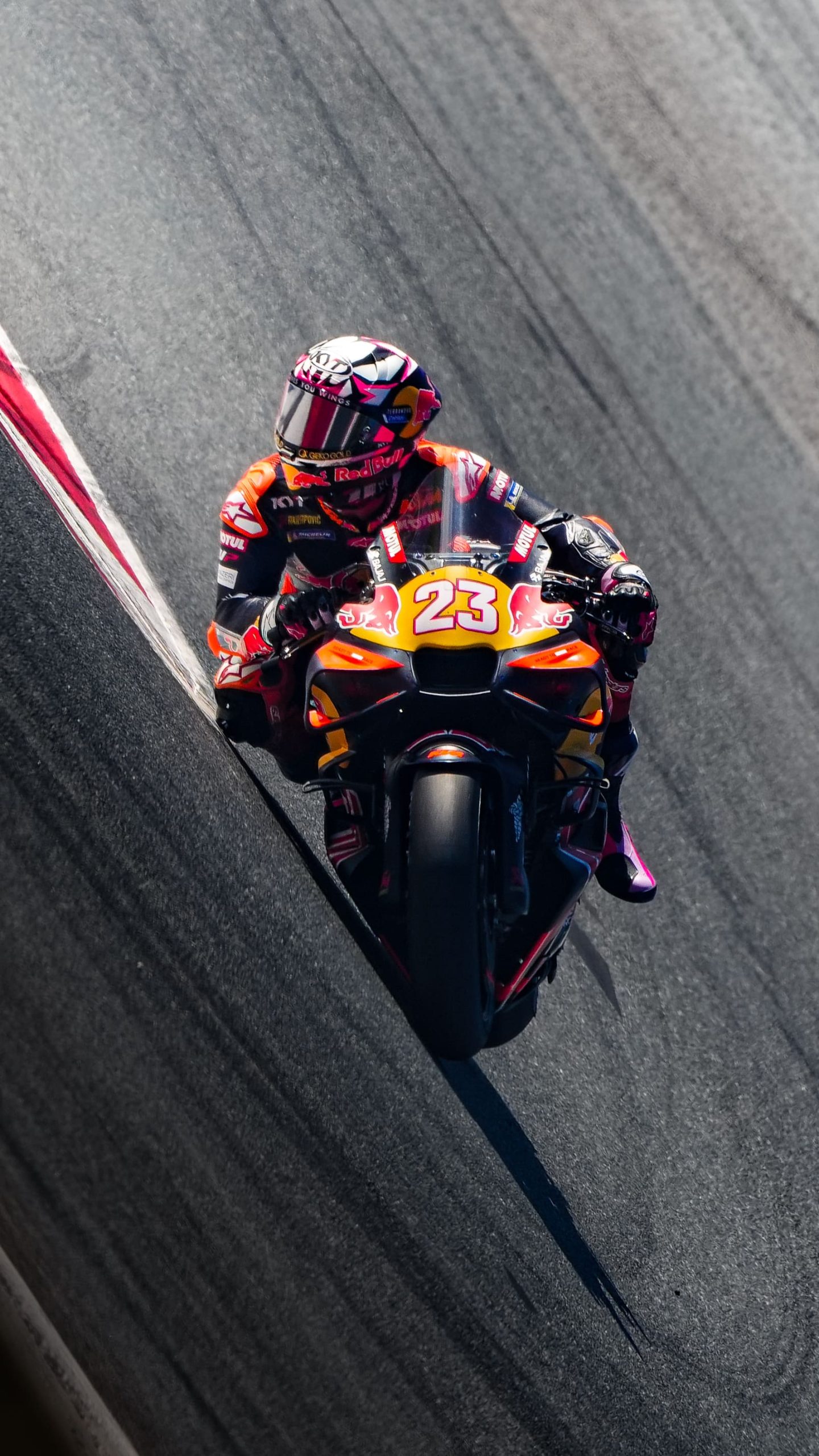 Enea Bastianini mit Startnummer 23 auf der KTM in Schräglage am Red Bull Ring