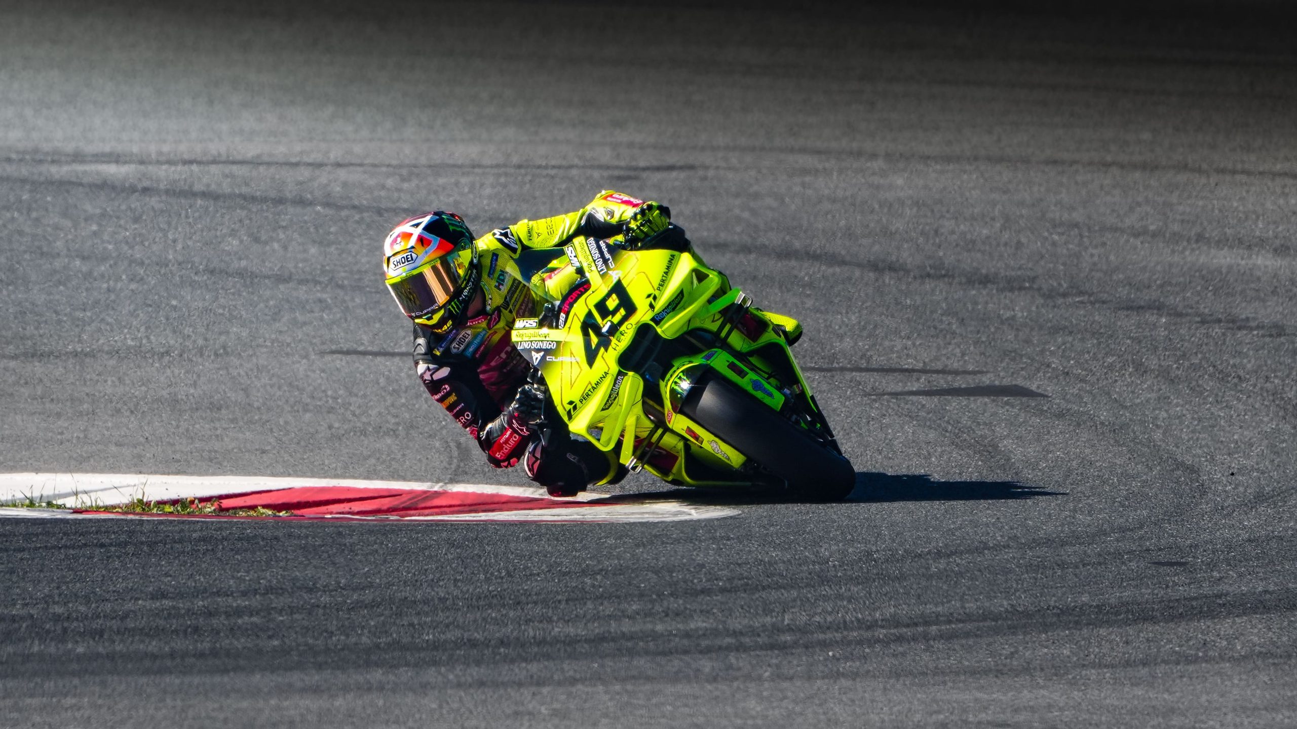 Fabio Di Giannantonio auf der neongelben Ducati in Schräglage in Kurve 4 am Red Bull Ring