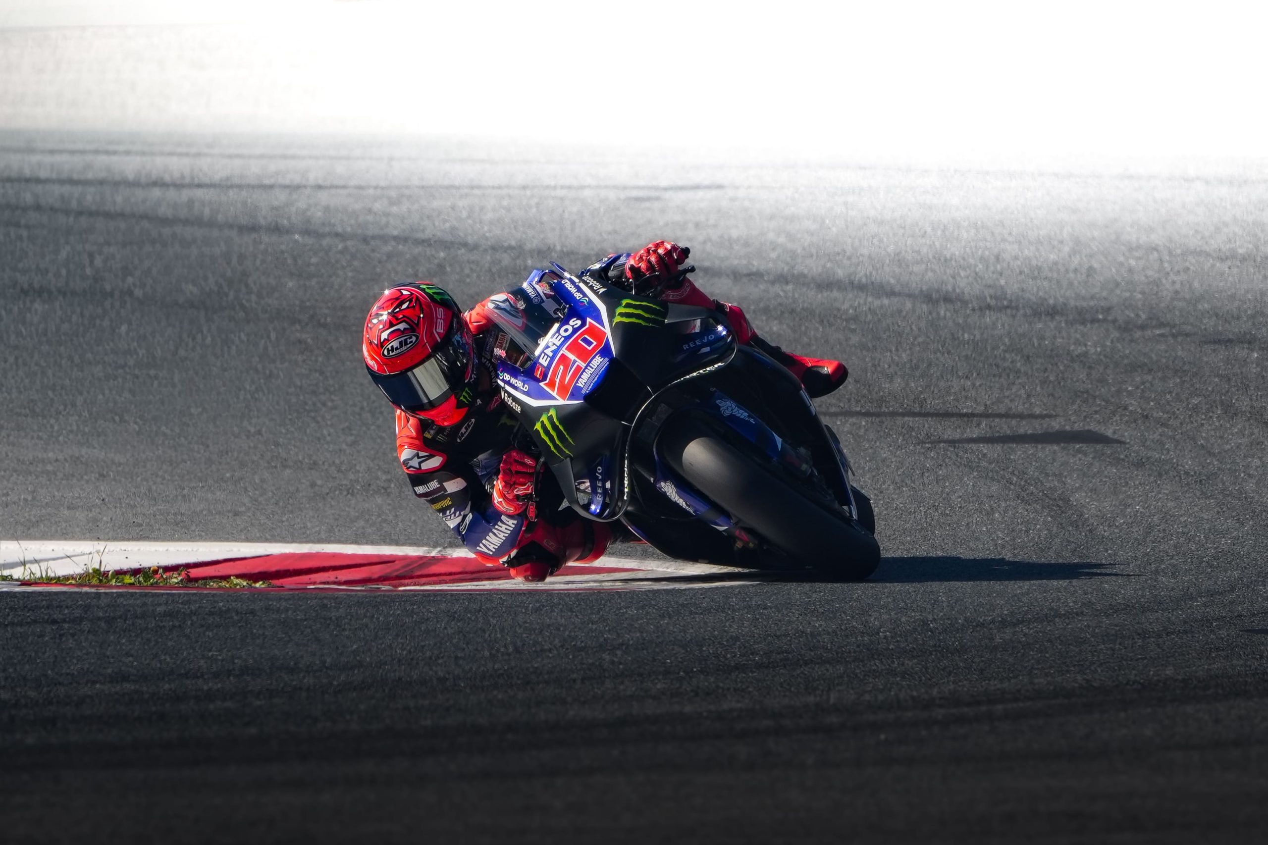 Fabio Quartararo auf der Yamaha in Schräglage am Red Bull Ring, heller Hintergrund