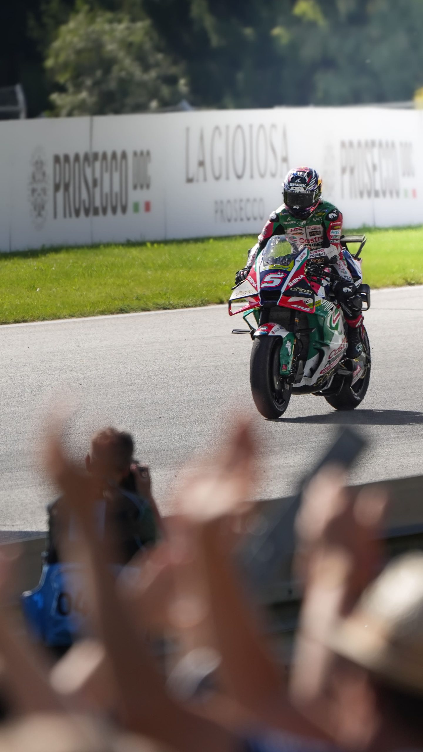 Johann Zarco auf der Honda fährt am Red Bull Ring an jubelnden Zuschauern vorbei