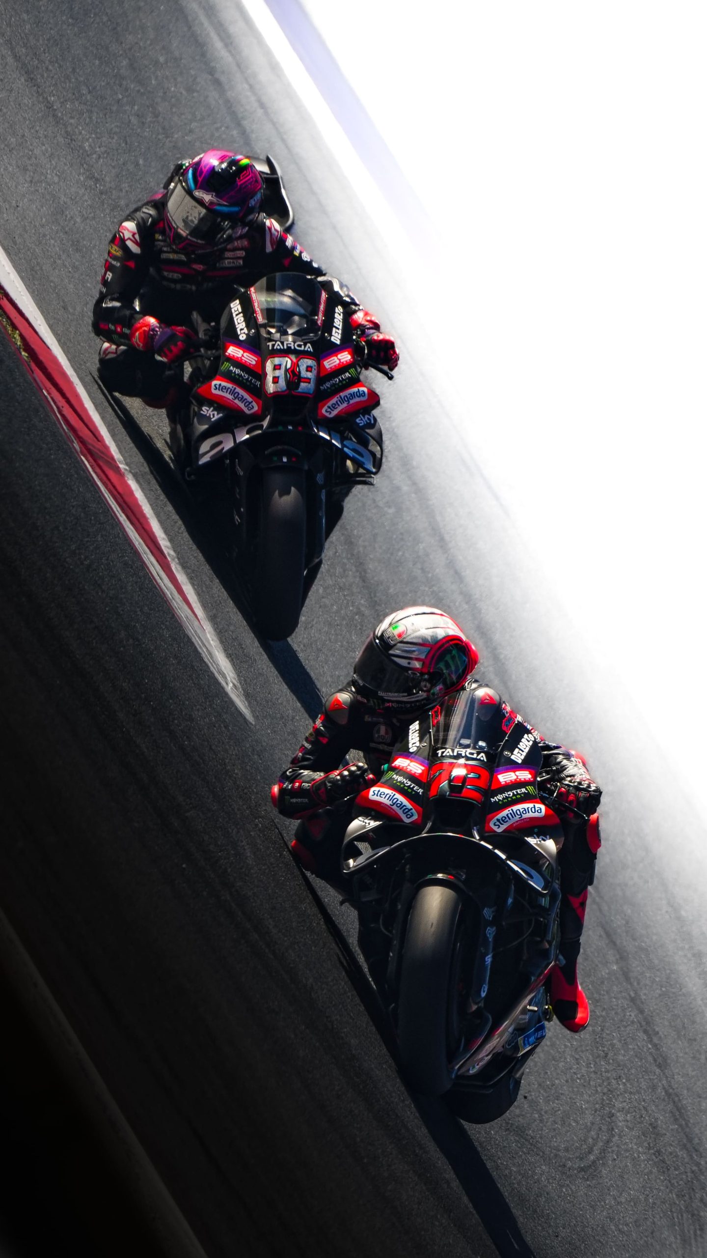 Jorge Martín und Marco Bezzecchi auf der Aprilia hintereinander in Kurve 4 am Red Bull Ring