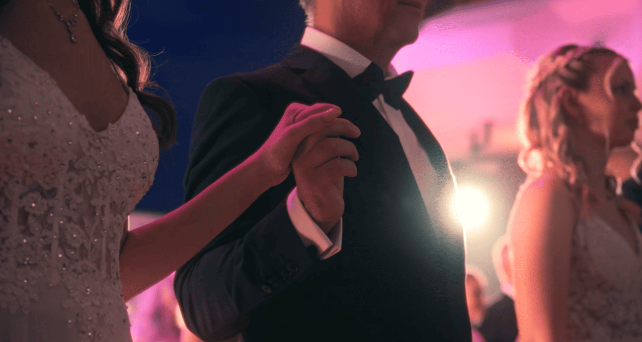 Tanzpaar hält sich bei der Tanzchoreografie am Maturaball an den Händen
