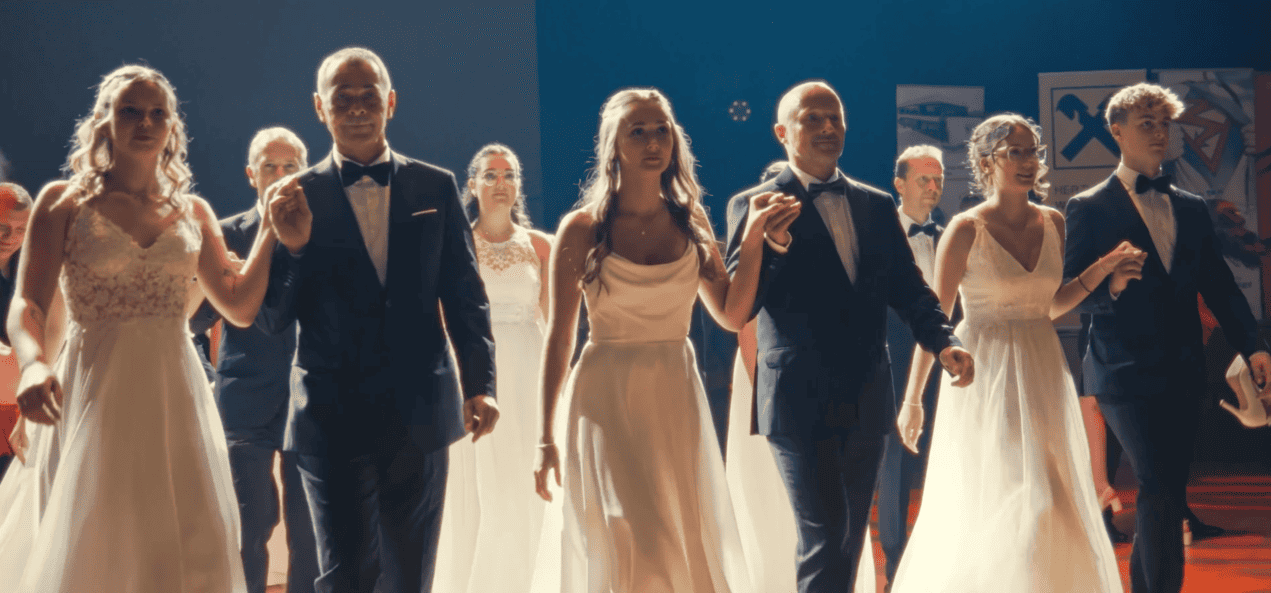 Videograf filmt Maturantinnen und Maturanten beim Auftanzen am Maturaball in Amstetten