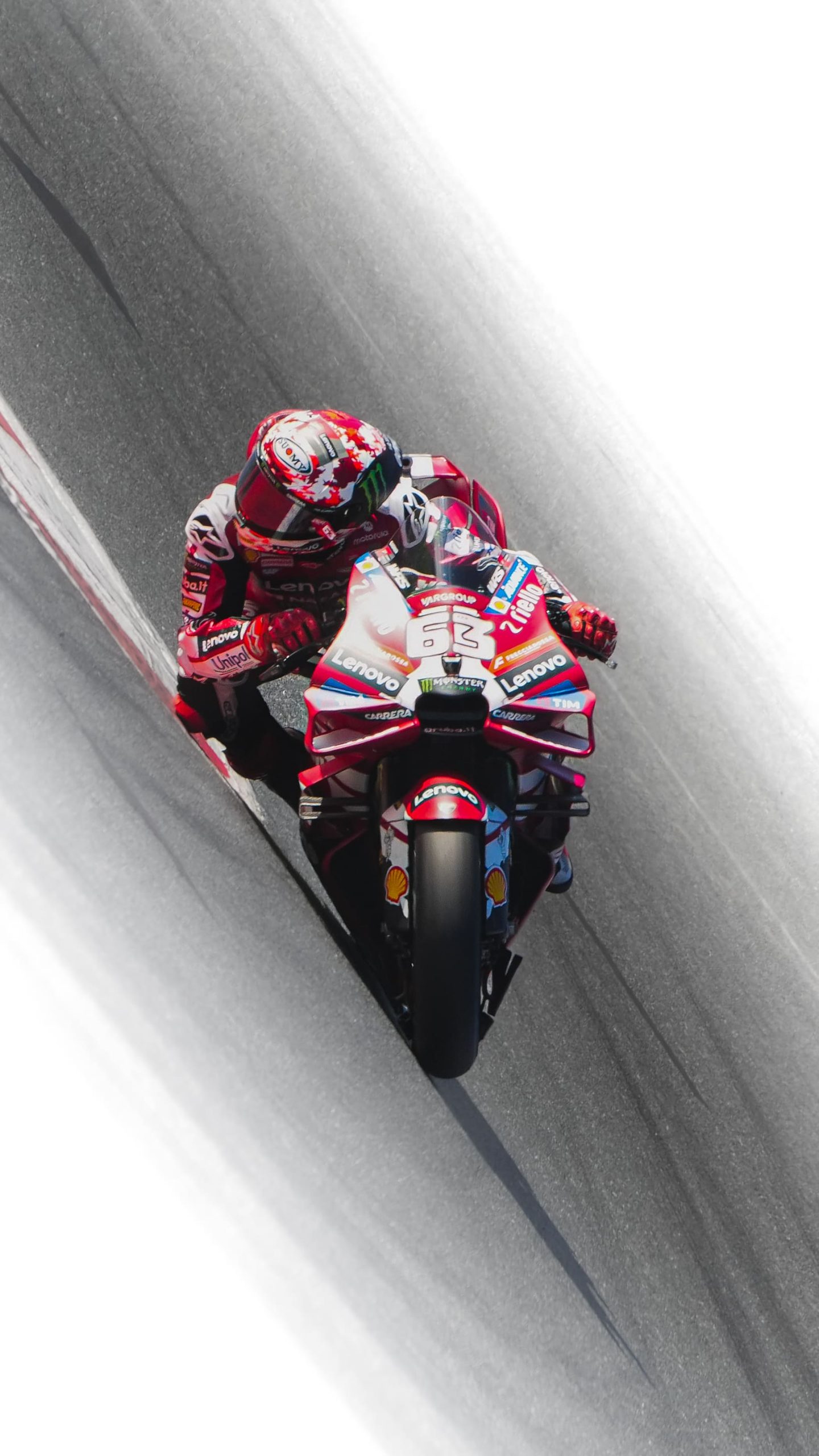 Francesco Bagnaia auf der roten Ducati in Schräglage, weiß bearbeiteter Hintergrund