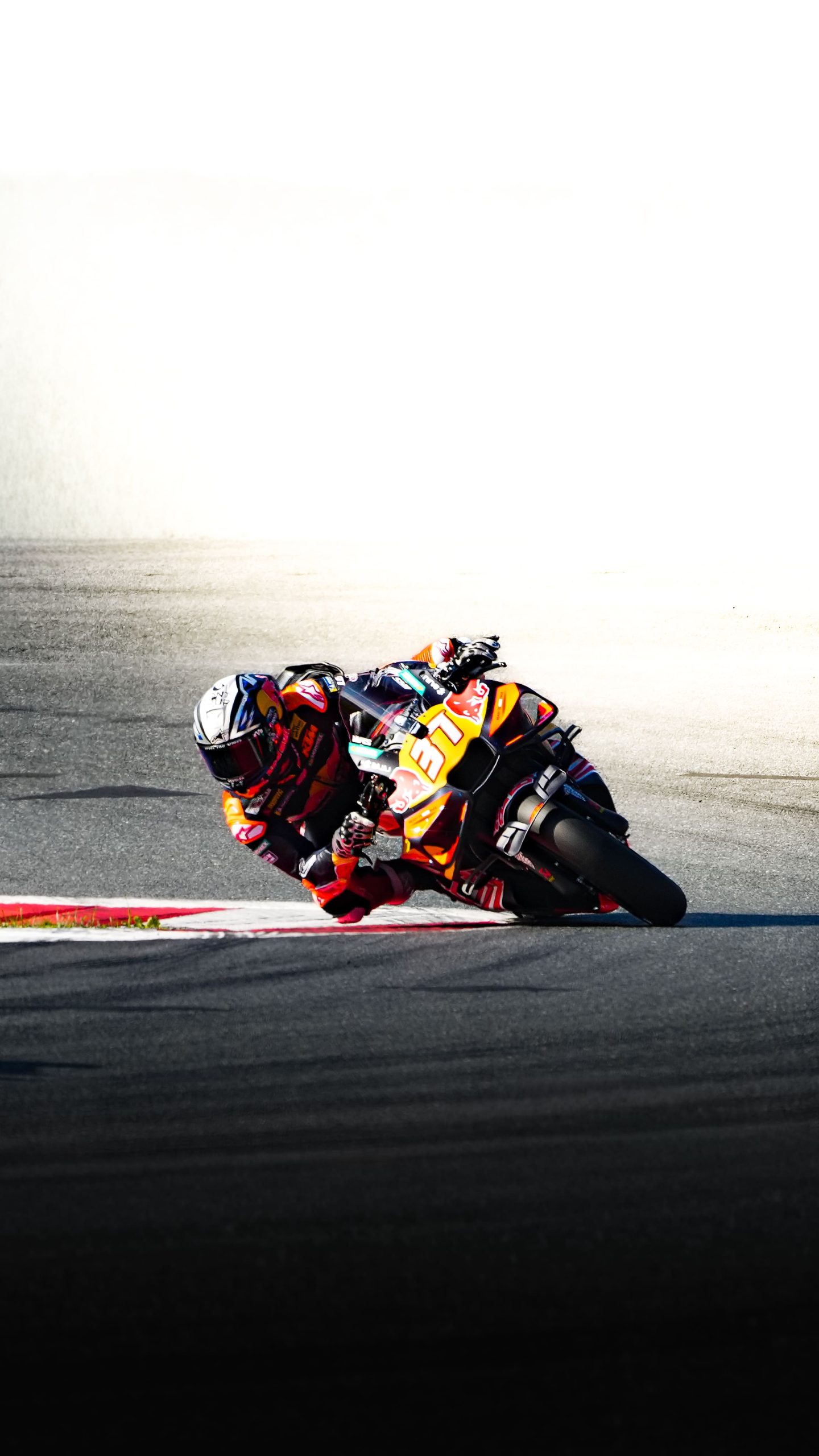 Pedro Acosta auf der Red Bull KTM in Schräglage auf dem Weg zum Sieg in Spielberg