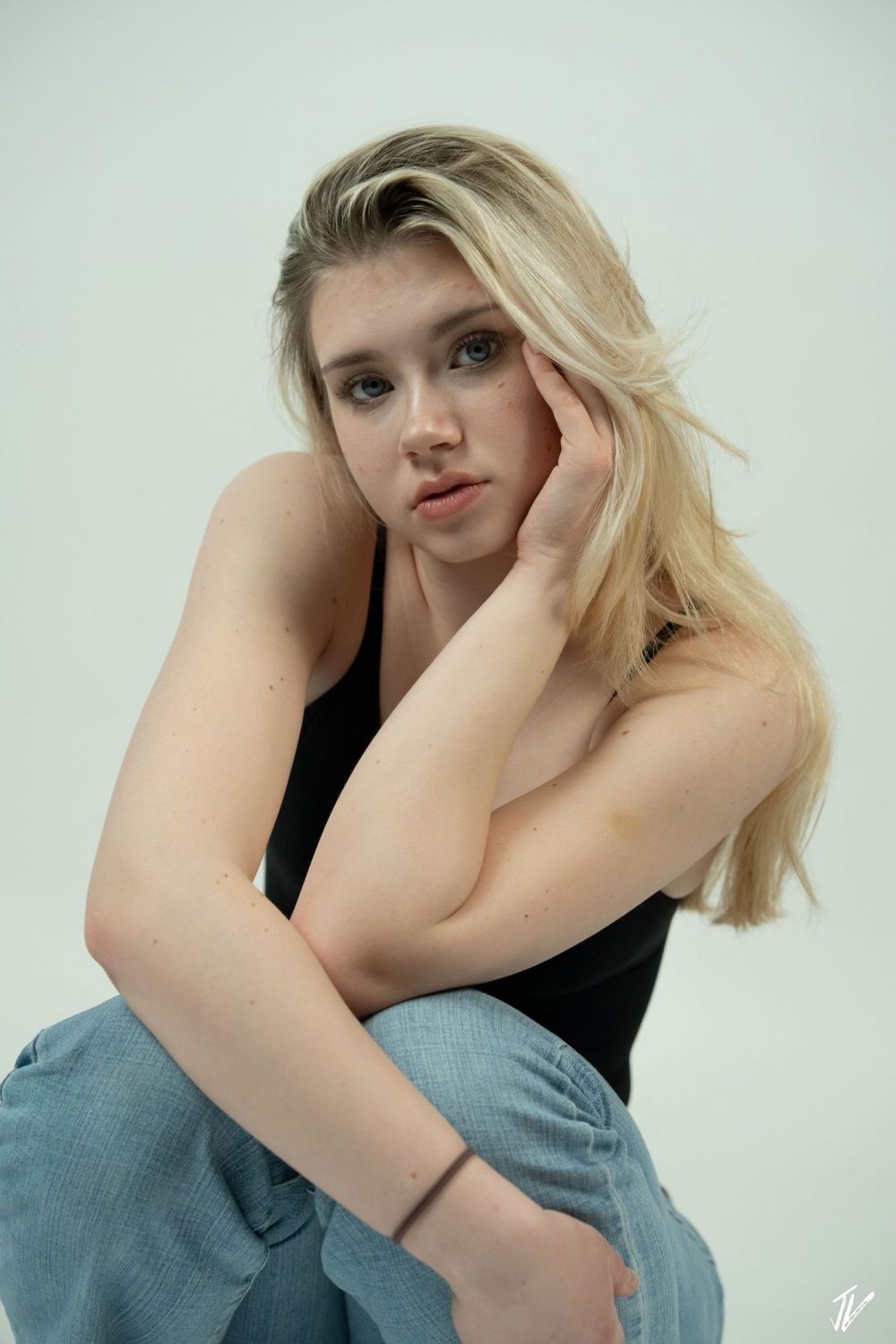 Stylisches Portrait von Naemi Krösche vor einem weißem Fotohintergrund.