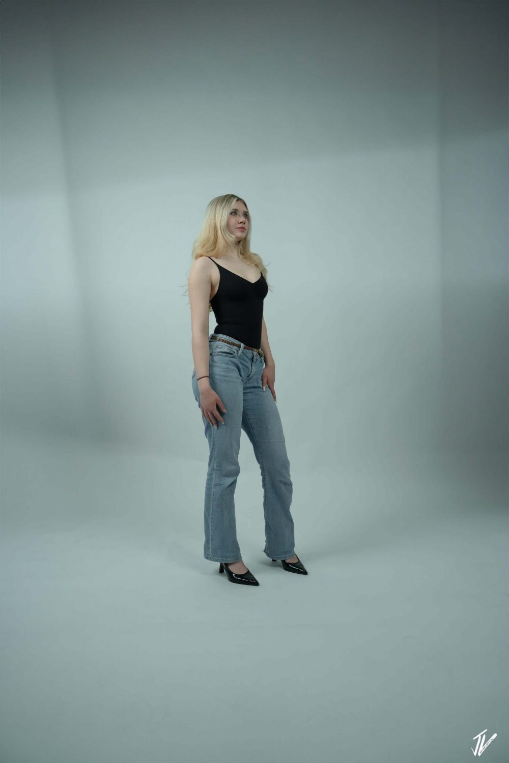 Naemi Krösche vor einer weißen Leinwand im Fotostudio.