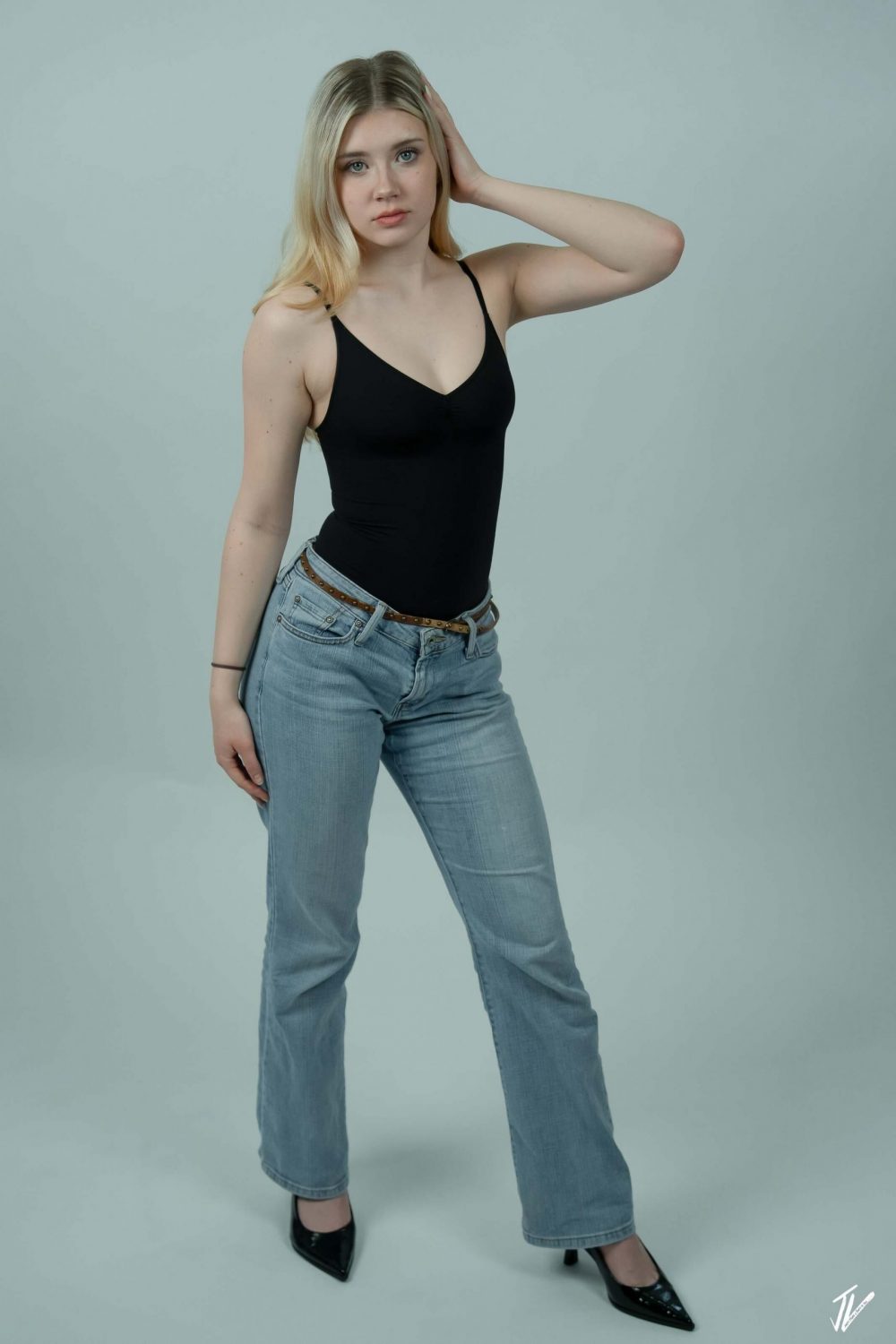 Ganzkörperfoto von Naemi Krösche im Fotostudio.