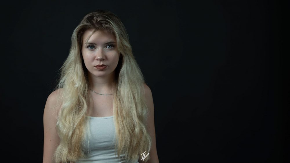 Oberkörper-Porträt von Naemi Krösche mit Fokus auf das Outfit.