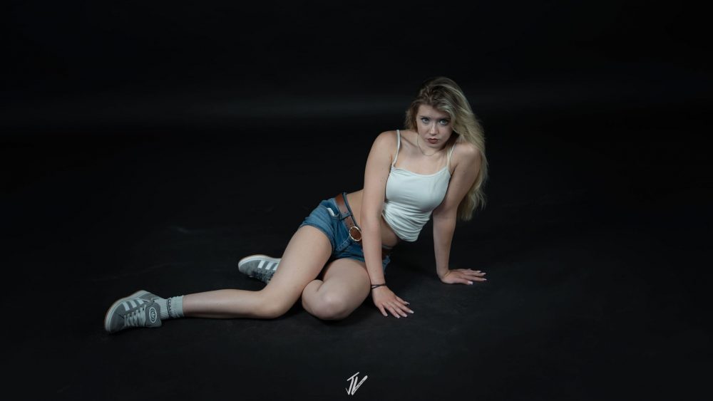 Ganzkörperfoto von Model Naemi Krösche im Fashion Shooting.