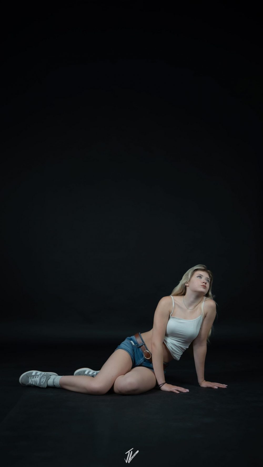 Naemi Krösche posiert im Sitzen für Fashion Fotografie.