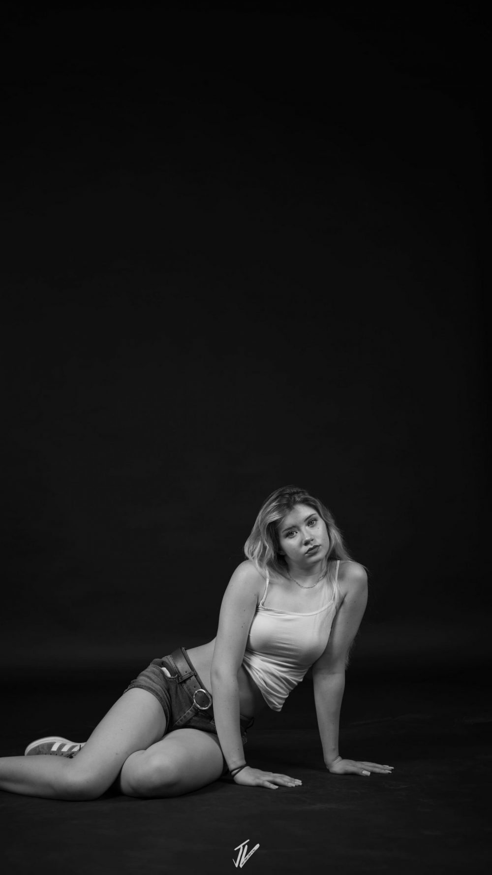 Model Naemi Krösche in einer lockeren Sitzpose im Studio.