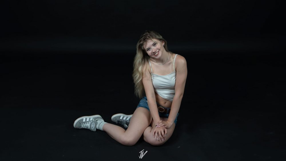 Naemi Krösche posiert sitzend im Studio-Licht.