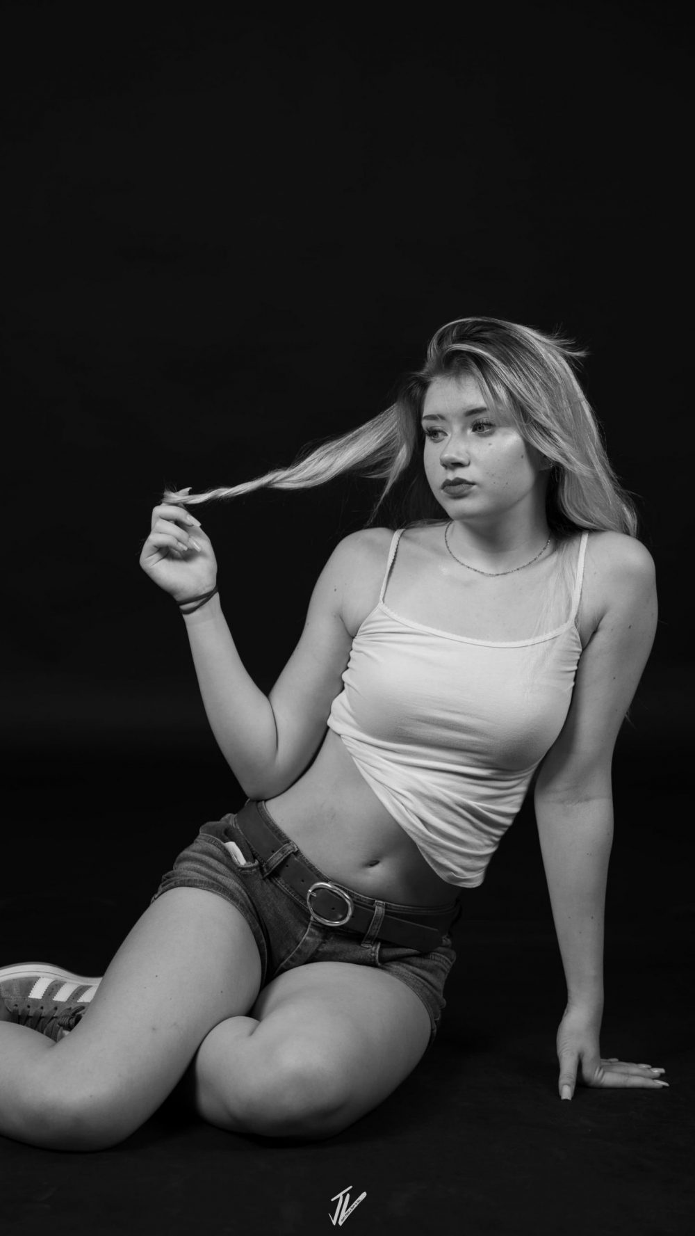 XENTRA FILMS Shooting: Model Naemi Krösche sitzt am Boden.