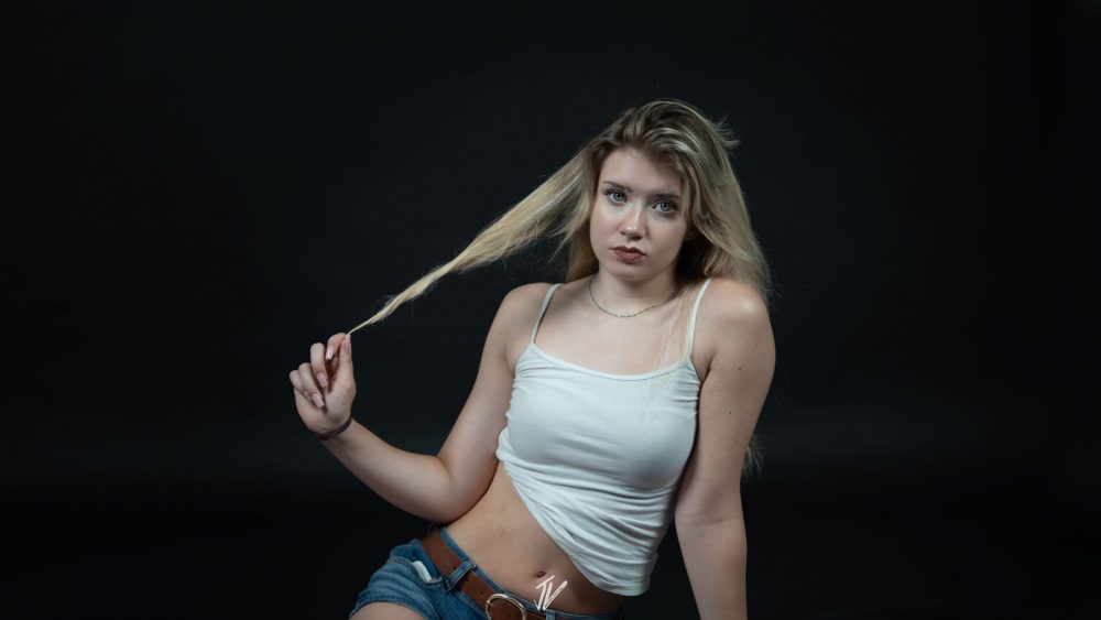 Studiofoto von Naemi Krösche in sitzender Haltung.